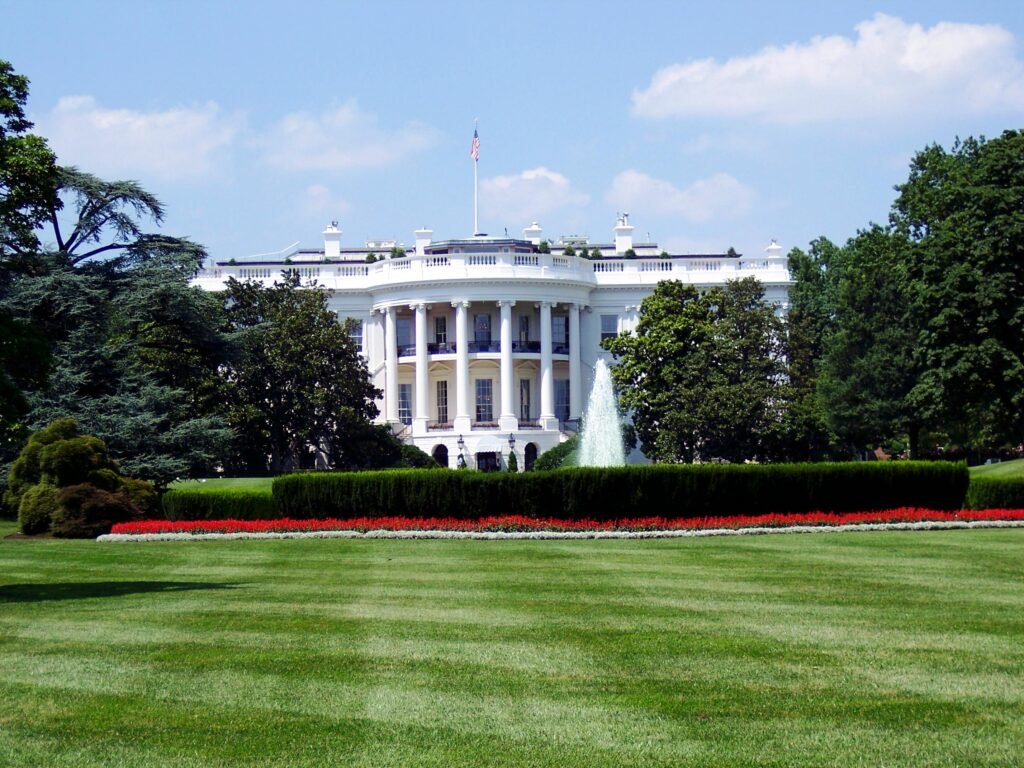 Trump AI Executive Order: What One Federal Framework Means for Your Apps and Data 2 Iconic view of the White House with lush gardens and a central fountain on a sunny day.