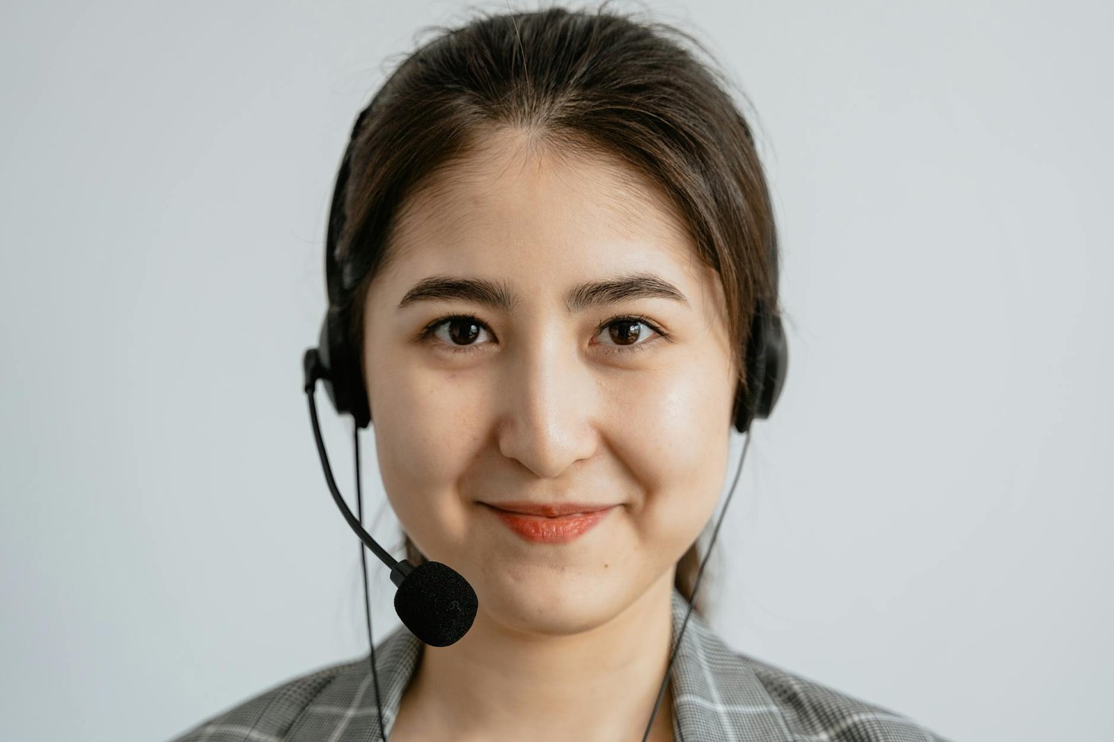 Customer service challenges when AI ruining everything - agent with headset