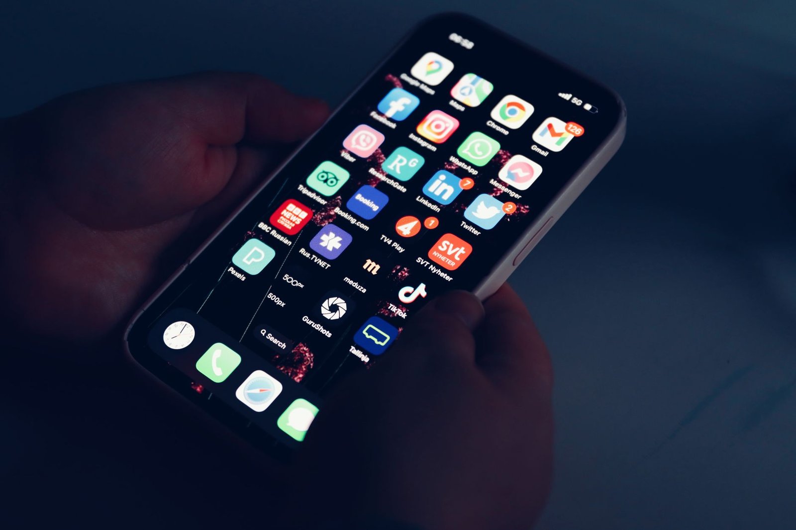 Gemini Task Automation: 40+ Apps Where Your Phone Now Runs the Errands 3 Hands holding a smartphone full of apps, like the 40 plus apps Gemini can now work across