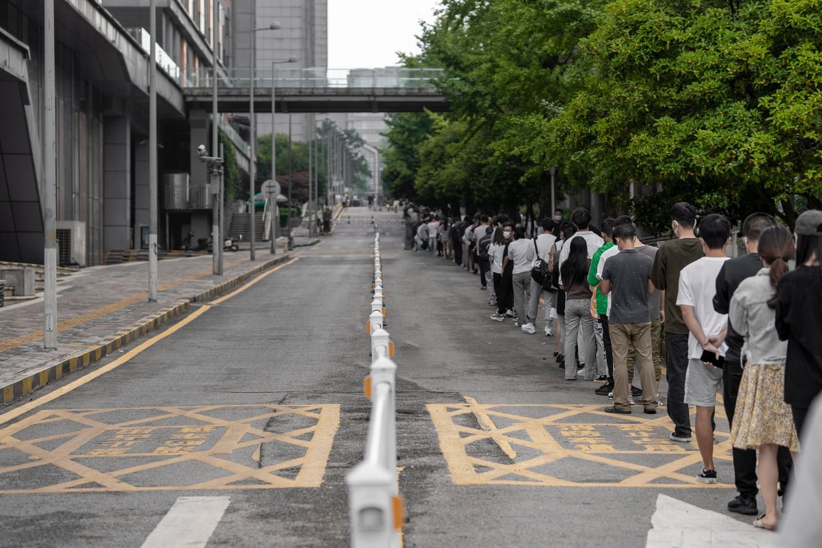 People lined up along a city street, the way the Siri AI waitlist works in iOS 27